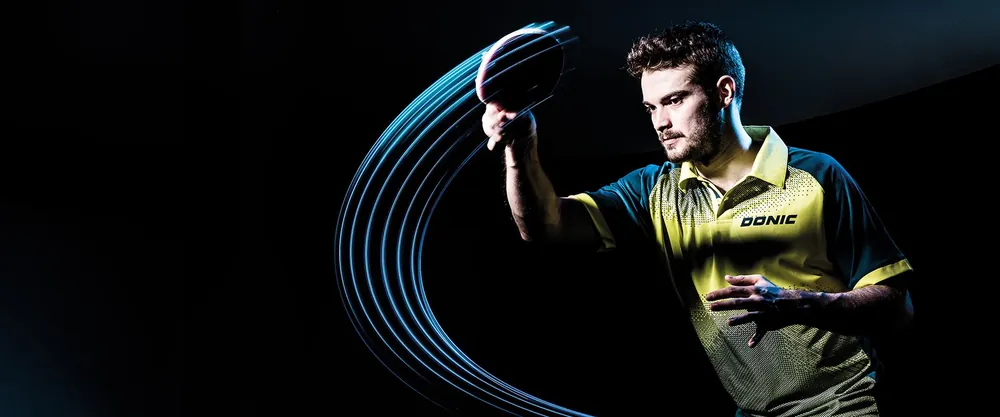 Tischtennisspieler im Donic-Trikot