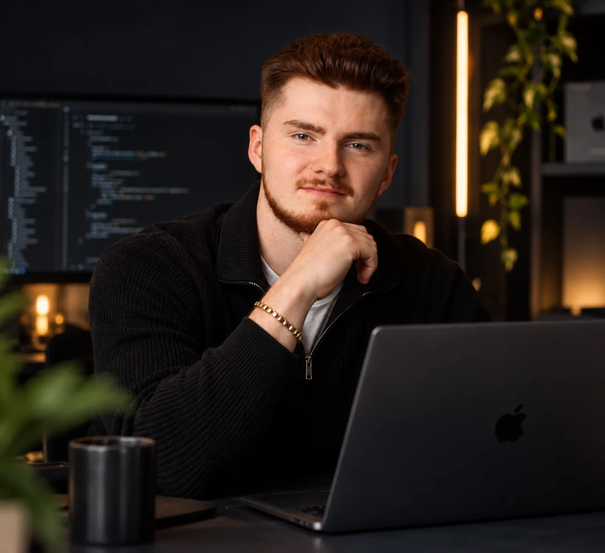 Tom Schellenberg am Schreibtisch mit Laptop